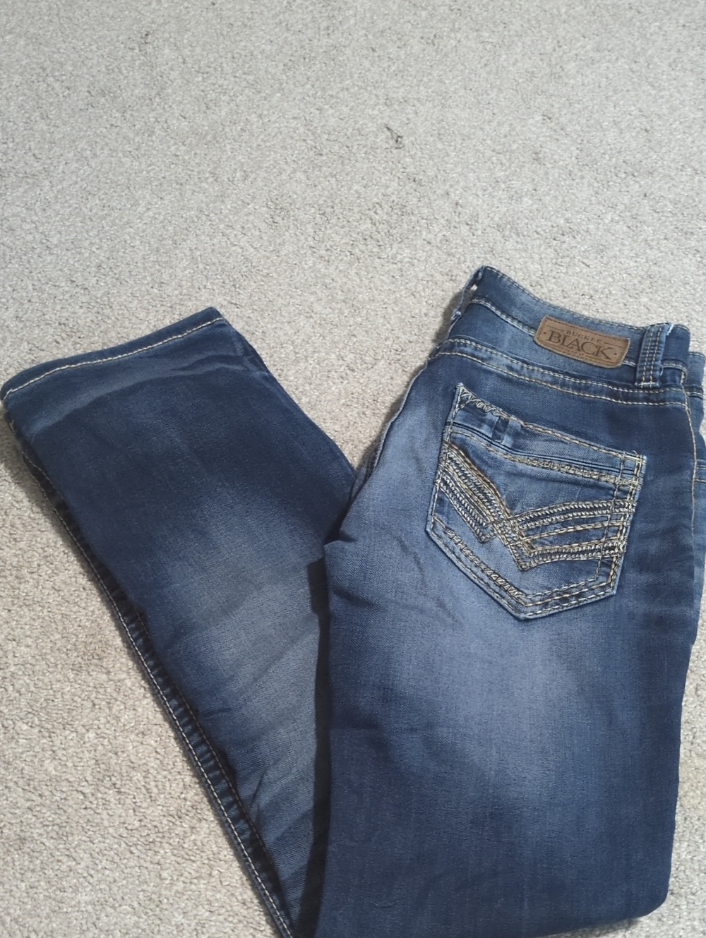 Buckle Men’s Relaxed Jeans in Faded Blue Denim